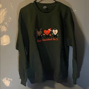 Una Navidad Sin Ti Green Sweatshirt with Christmas Design